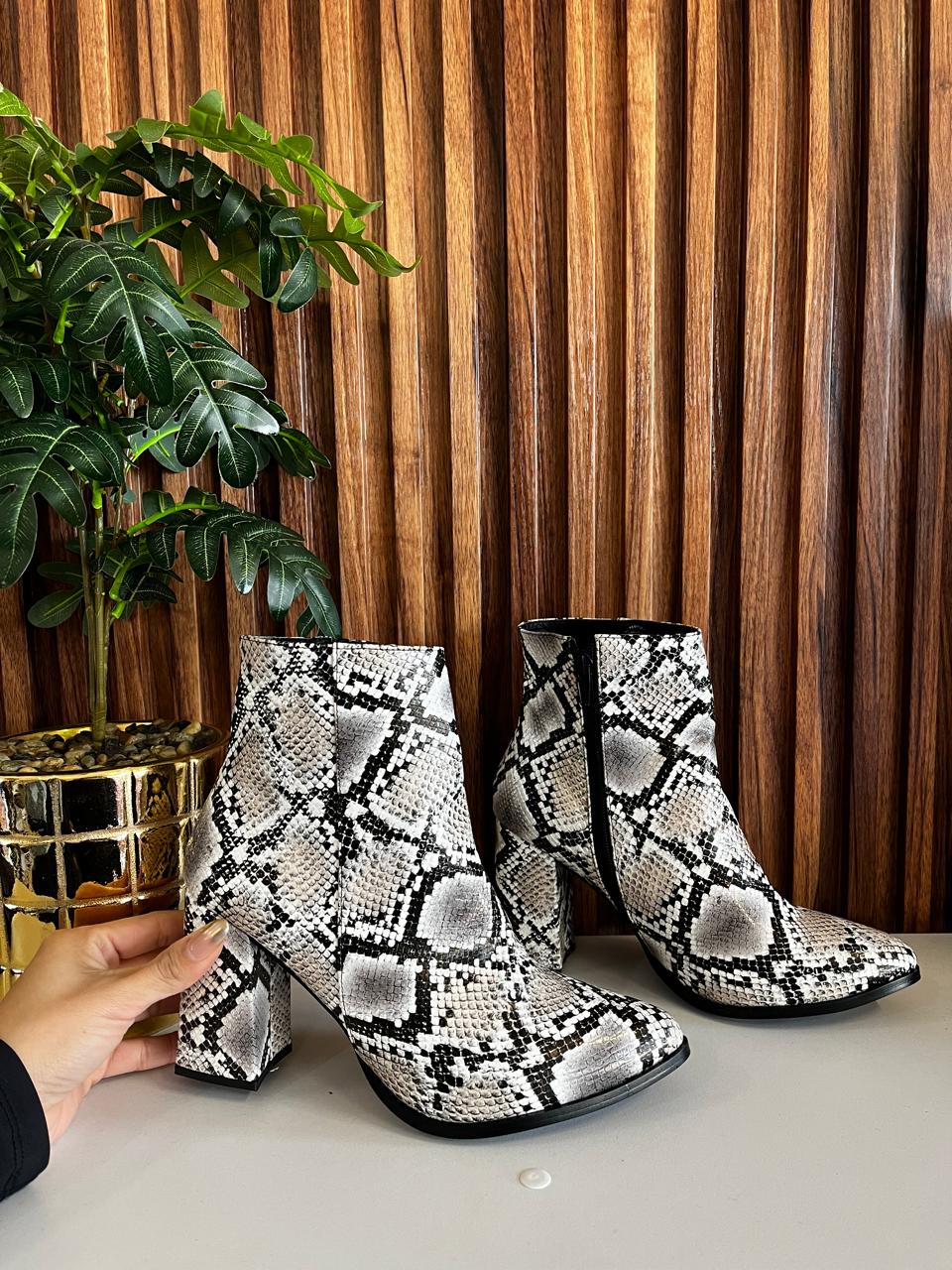BN283 BOTIN NEGRO BLANCO SERPIENTE
