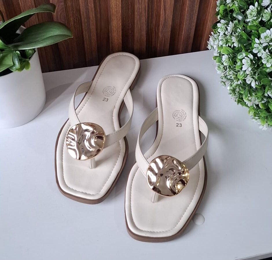 S1017 SANDALIA LATTE HERRAJE GRANDE DORADO