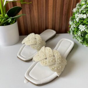 S1025 SANDALIA BLANCA CON PERLAS DISEÑO TRENZADO