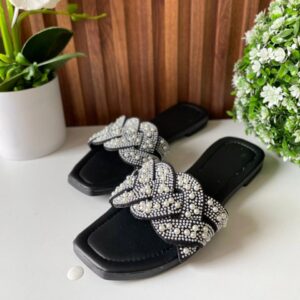 S1026 SANDALIA NEGRA CON PERLAS BLANCAS DISEÑO TRENZADO