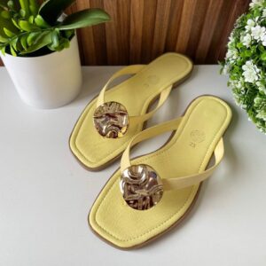 S1032 SANDALIA AMARILLA HERRAJE GRANDE DORADO