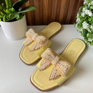 S1033 SANDALIA AMARRILA CON MOÑO DE PERLAS BLANCAS