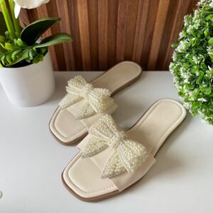 S1036 SANDALIA LATTE CON MOÑO DE PERLAS BLANCAS