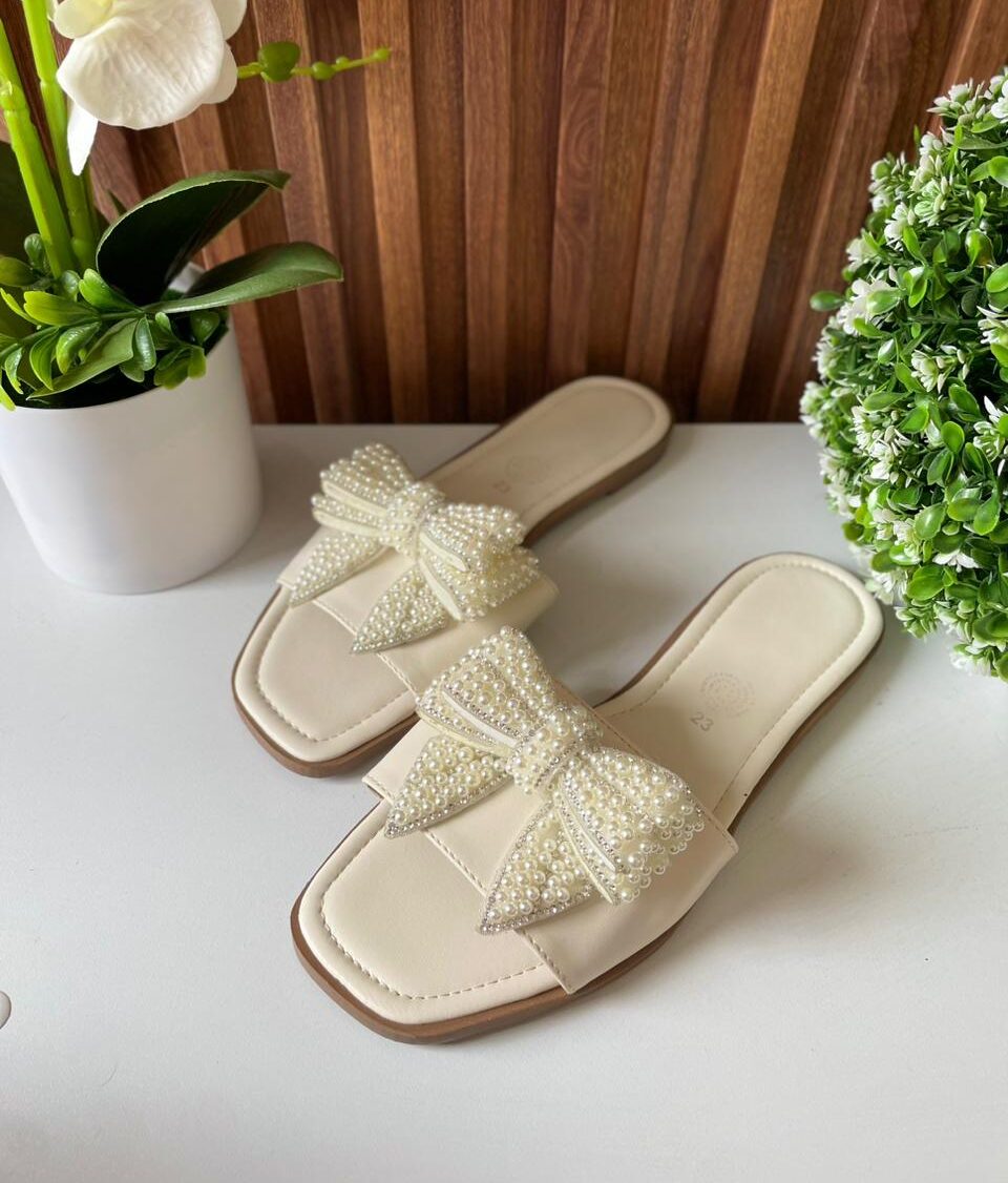 S1036 SANDALIA LATTE CON MOÑO DE PERLAS BLANCAS
