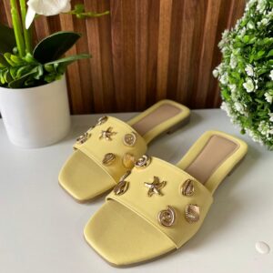 S1045 SANDALIA AMARILLA PASTEL BASICA CON DIJES MARINOS