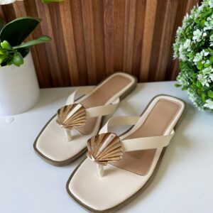S1050 SANDALIA LATTE DOS TIRAS HERRAJE DE CONCHA DE MAR