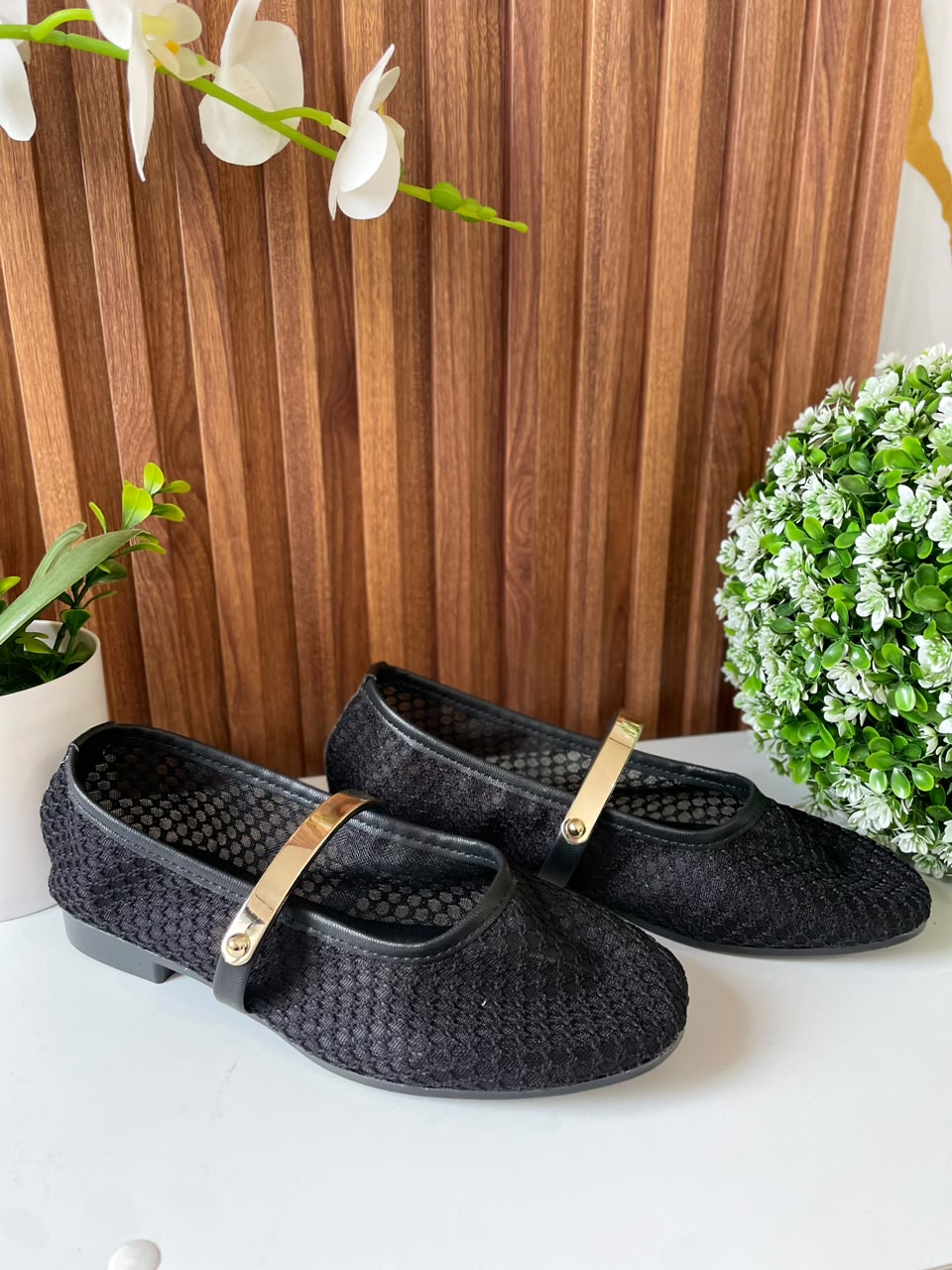 F242 FLAT NEGRO CON HEBILLA DE SUJETADOR