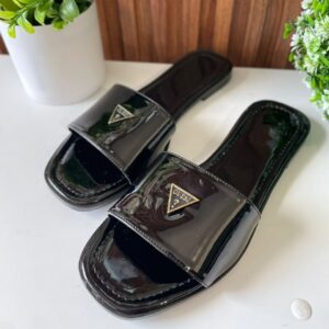 S1092 SANDALIA NEGRA CHAROL GUESS