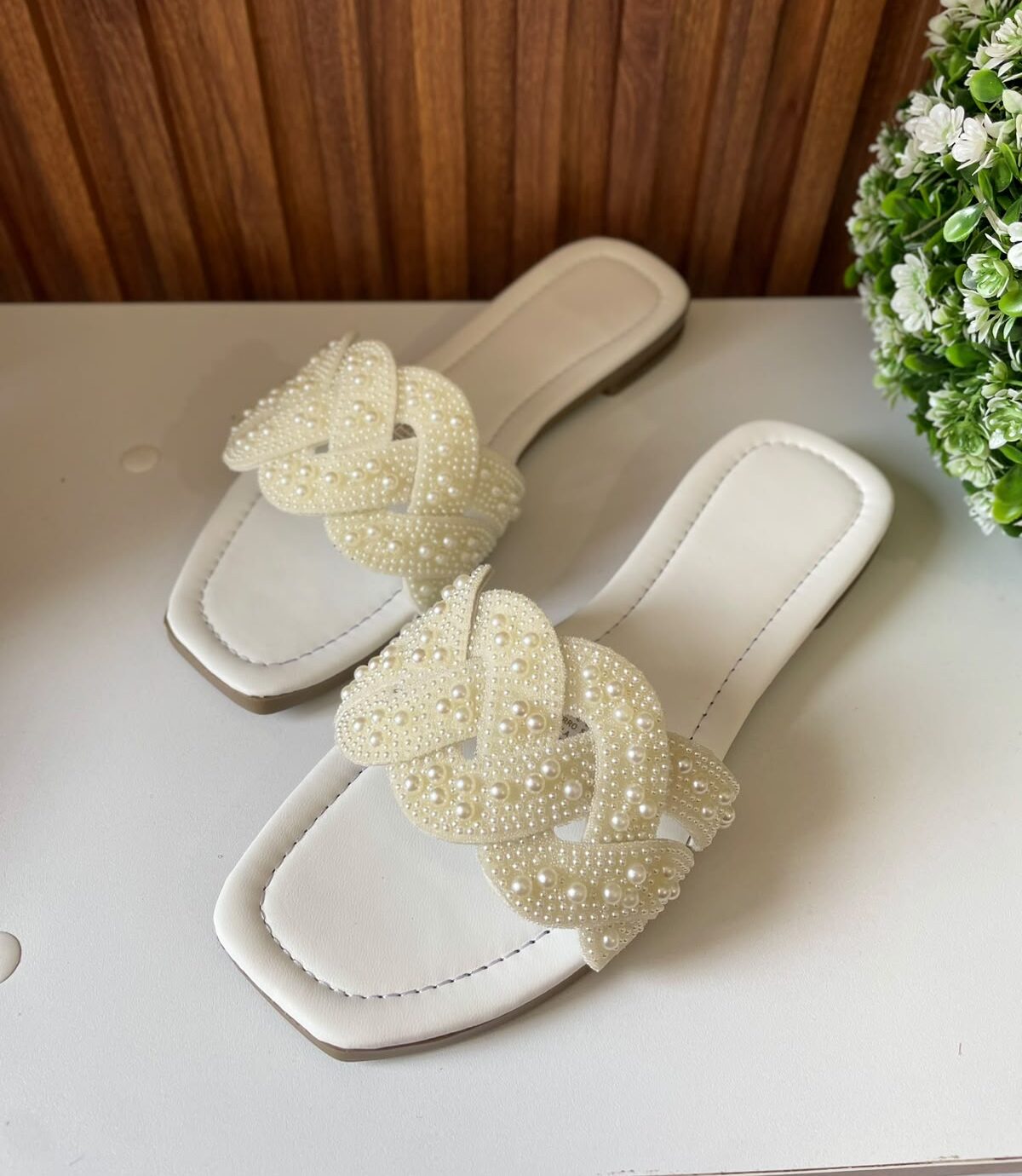 S1120 SANDALIA BLANCA CON PERLAS DISEÑO ENTRELAZADO