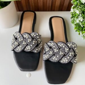 S1157 SANDALIA NEGRA CON PERLAS DISEÑO ENTRELAZADO